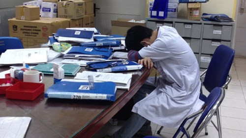Cười ra nước mắt những kiểu ngủ có 1-0-2 của bác sĩ - Hình 16 Cuoi ra nuoc mat nhung kieu ngu co 1-0-2 cua bac si-Hinh-16