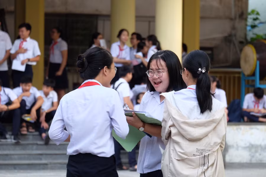 Thí sinh trao đổi bài sau giờ thi tại điểm thi trường THPT Trần Phú