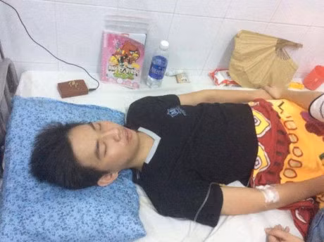 Nam sinh dien trai truong Y dot nhien liet nua nguoi vi can benh quai ac - Anh 4