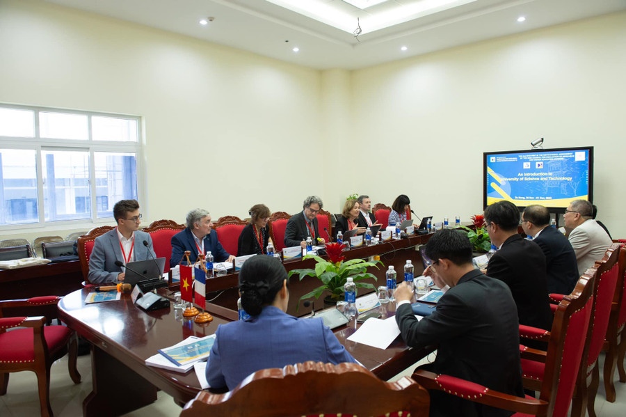 Phiên phỏng vấn Chủ tịch Hội đồng trường và Ban Giám hiệu của Đoàn khảo sát. Phiên phỏng vấn Chủ tịch Hội đồng trường và Ban Giám hiệu của Đoàn khảo sát.
