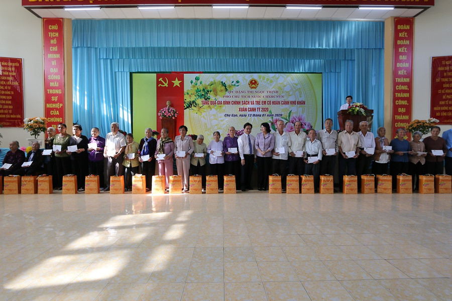 Phó Chủ tịch nước Đặng Thị Ngọc Thịnh tặng quà cho gia đình chính sách Phó Chủ tịch nước Đặng Thị Ngọc Thịnh tặng quà cho gia đình chính sách