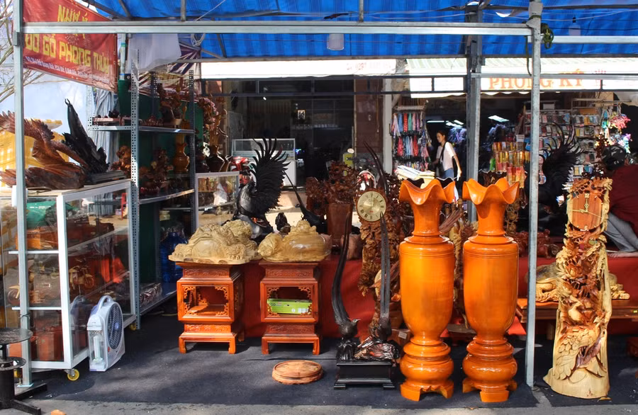 Các loại đồ gỗ trang trí, phong thủy cũng tranh thủ góp mặt tại chợ Tết Cần Thơ.