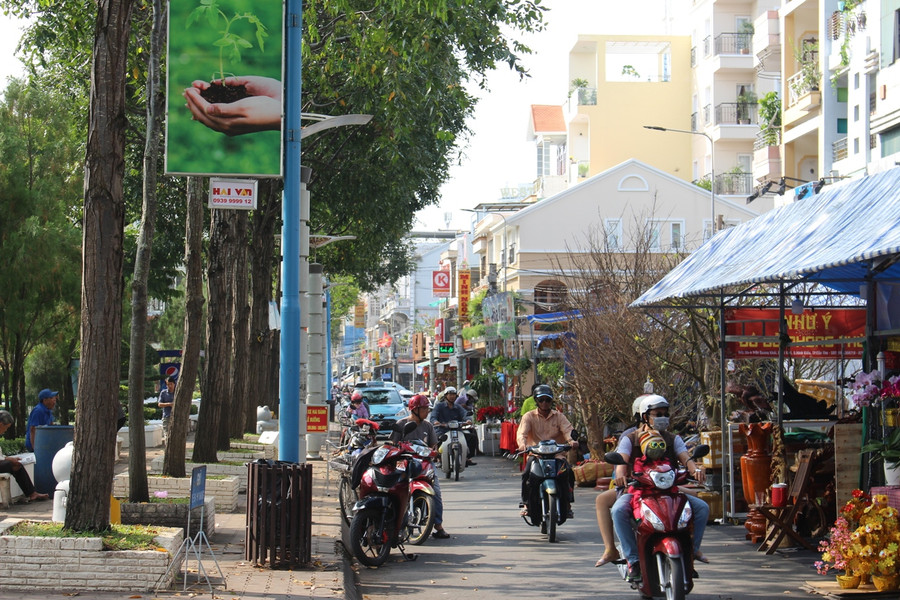 Khu vực bến Ninh Kiều rộn ràng không khí chợ Tết.