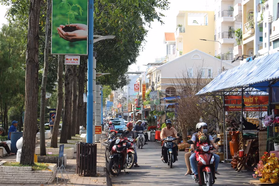 Khu vực bến Ninh Kiều rộn ràng không khí chợ Tết.