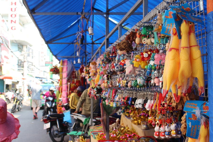 Các cửa hàng bán đồ trang trí Tết cũng chen chân nhau bày bán.