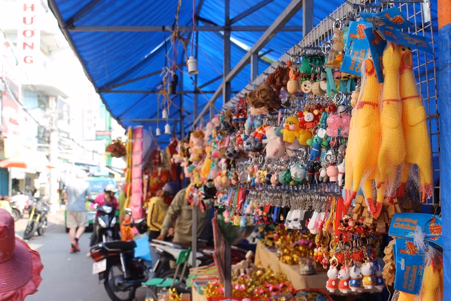 Các cửa hàng bán đồ trang trí Tết cũng chen chân nhau bày bán.