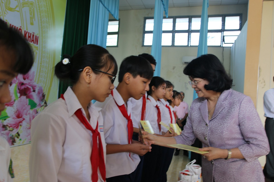 Phó Chủ tịch nước Đặng Thị Ngọc Thịnh tặng học bổng cho học sinh. Phó Chủ tịch nước Đặng Thị Ngọc Thịnh tặng học bổng cho học sinh.