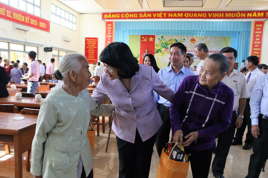 Phó Chủ tịch nước Đặng Thị Ngọc Thịnh thăm hỏi gia đình chính sách. Phó Chủ tịch nước Đặng Thị Ngọc Thịnh thăm hỏi gia đình chính sách.