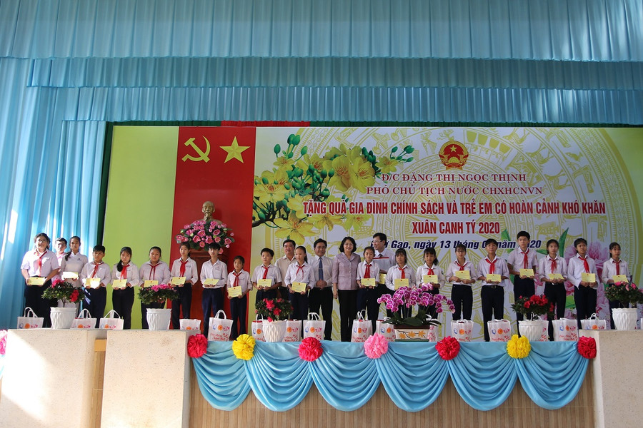 Phó Chủ tịch nước Đặng Thị Ngọc Thịnh tặng quà gia đình chính sách và trẻ em hoàn cảnh khó khăn tỉnh Tiền Giang