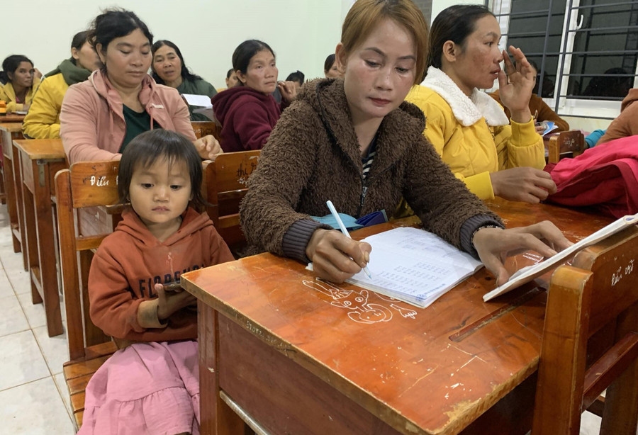 Một em bé theo mẹ đến lớp “bình dân học vụ”. Ảnh: TT Một em bé theo mẹ đến lớp “bình dân học vụ”. Ảnh: TT