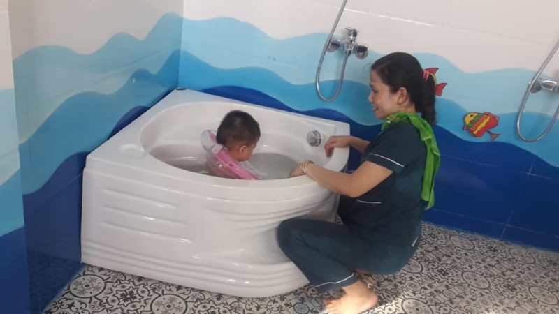 Chăm sóc trẻ nhóm lớp 6 - 12 tháng tuổi Trường Mầm non Bình Minh, quận Hải Châu, TP Đà Nẵng. Ảnh: NTCC Chăm sóc trẻ nhóm lớp 6 - 12 tháng tuổi Trường Mầm non Bình Minh, quận Hải Châu, TP Đà Nẵng. Ảnh: NTCC