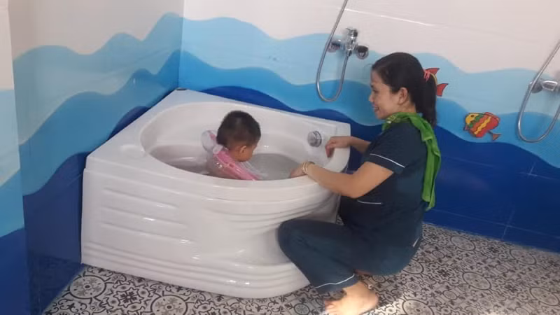 Chăm sóc trẻ nhóm lớp 6 - 12 tháng tuổi Trường Mầm non Bình Minh, quận Hải Châu, TP Đà Nẵng. Ảnh: NTCC Chăm sóc trẻ nhóm lớp 6 - 12 tháng tuổi Trường Mầm non Bình Minh, quận Hải Châu, TP Đà Nẵng. Ảnh: NTCC