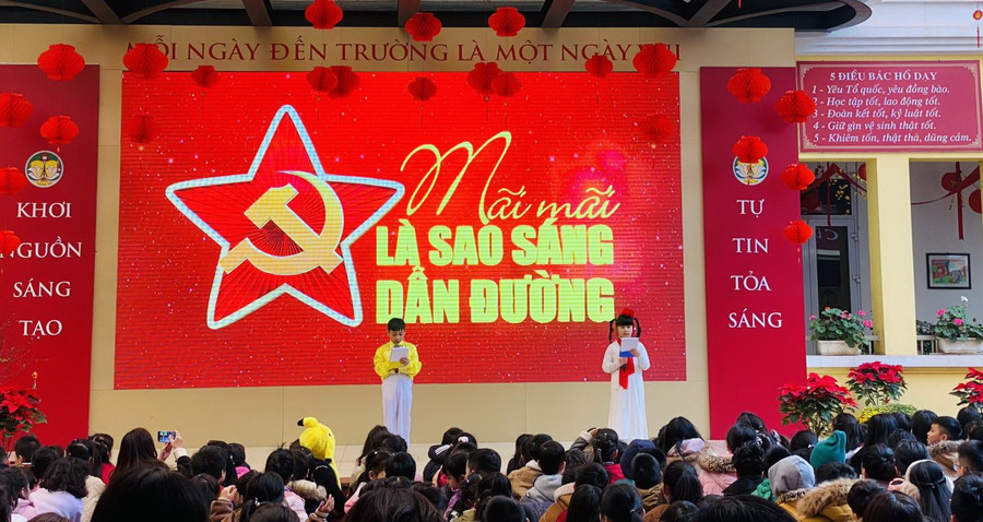 Chương trình sinh hoạt dưới cờ với chủ đề “Mừng Đảng, mừng Xuân” của Trường Tiểu học Tràng An (Hà Nội). Ảnh: Lê Cường