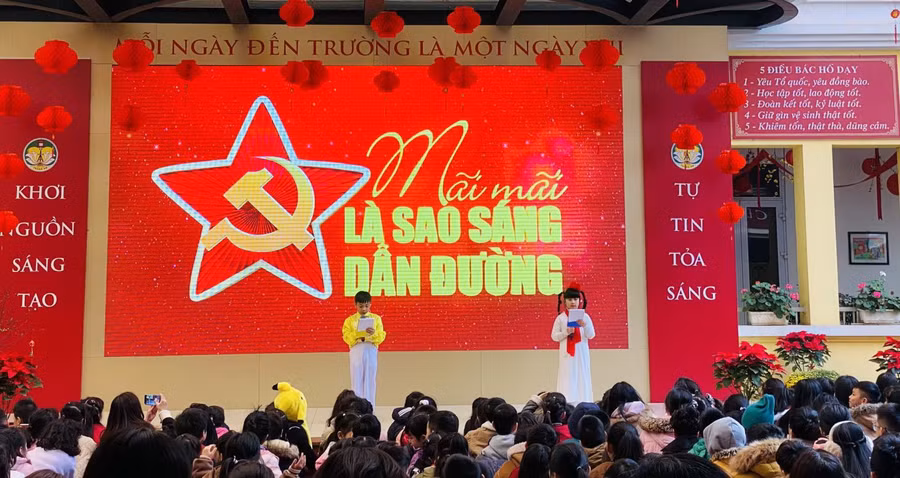 Chương trình sinh hoạt dưới cờ với chủ đề “Mừng Đảng, mừng Xuân” của Trường Tiểu học Tràng An (Hà Nội). Ảnh: Lê Cường