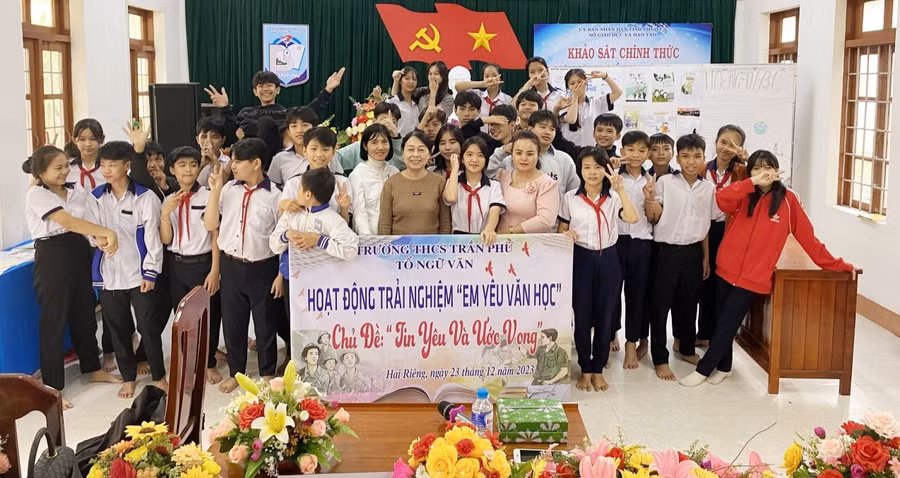 Cô Lê Thị Thu Trang (thứ hai hàng đầu tiên) và học trò tham gia hoạt động ngoại khóa. Ảnh: NVCC