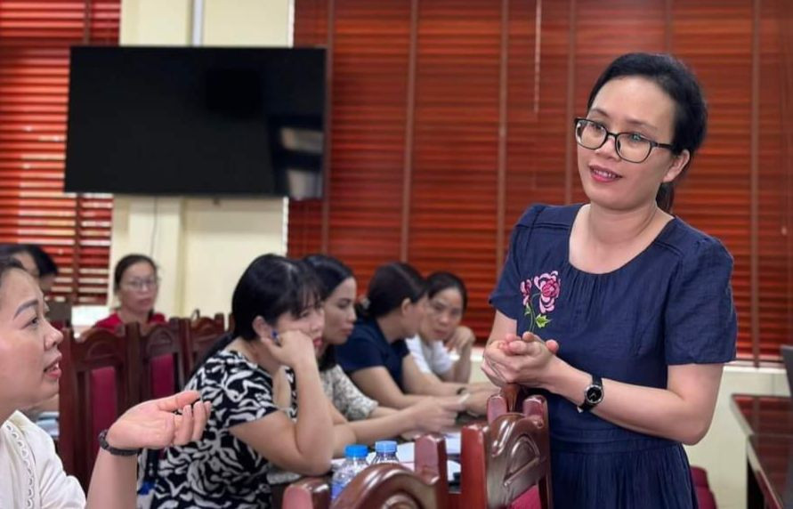 Cô Đặng Thị Thu Hà chia sẻ về giáo dục STEM với các thầy cô huyện Mê Linh, Hà Nội. Ảnh: NVCC Cô Đặng Thị Thu Hà chia sẻ về giáo dục STEM với các thầy cô huyện Mê Linh, Hà Nội. Ảnh: NVCC