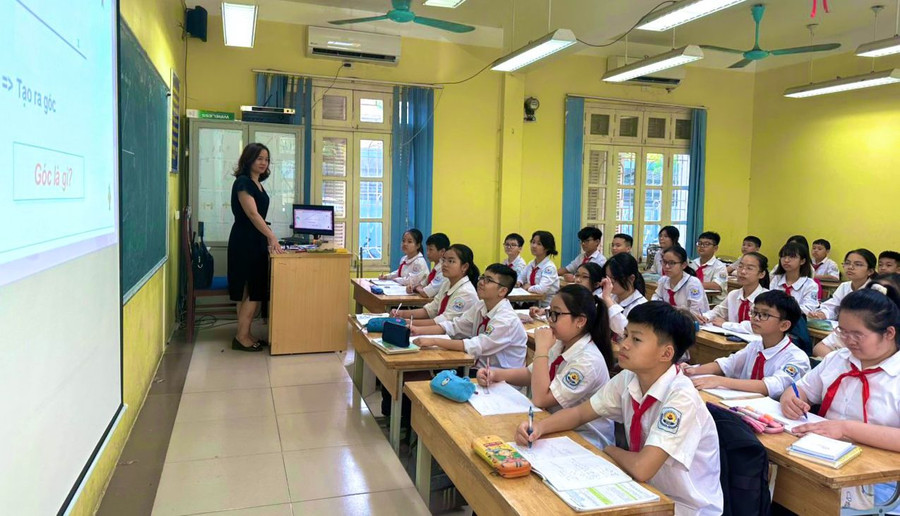 Giờ học tại Trường THCS Ái Mộ (Long Biên, Hà Nội). Ảnh: NTCC Giờ học tại Trường THCS Ái Mộ (Long Biên, Hà Nội). Ảnh: NTCC