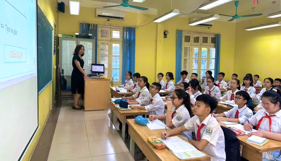 Giờ học tại Trường THCS Ái Mộ (Long Biên, Hà Nội). Ảnh: NTCC