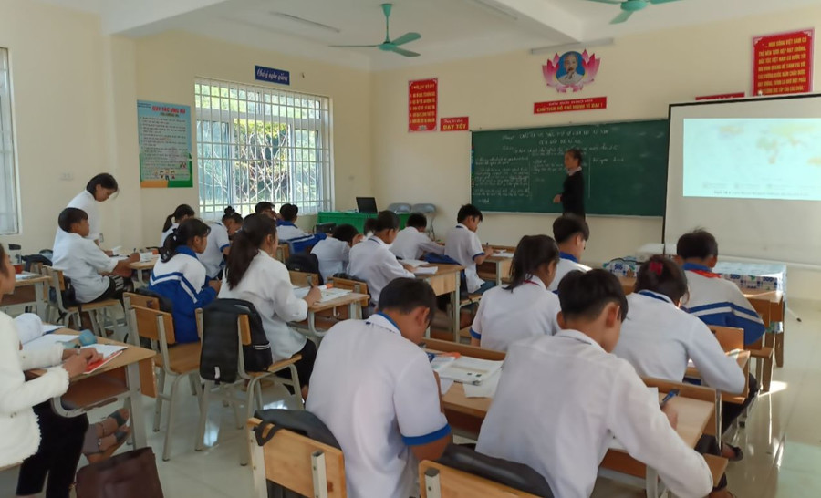 Cô Dương Thị Hồng Minh - Trường Tiểu học &amp; THCS Văn Minh (Na Rì, Bắc Kạn) và học trò trong giờ học. Ảnh: NVCC