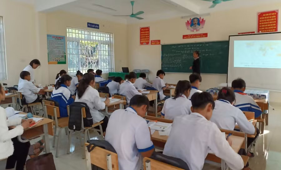 Cô Dương Thị Hồng Minh - Trường Tiểu học &amp; THCS Văn Minh (Na Rì, Bắc Kạn) và học trò trong giờ học. Ảnh: NVCC