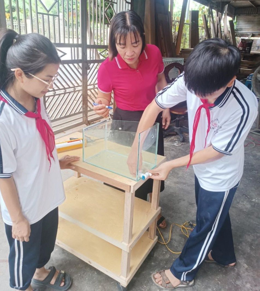 Cô Phạm Thị Hoàng Oanh - giáo viên Toán - Lý, Trường THCS Tân Viên hướng dẫn học trò làm thiết bị lọc nước mặn thành nước ngọt. Cô Phạm Thị Hoàng Oanh - giáo viên Toán - Lý, Trường THCS Tân Viên hướng dẫn học trò làm thiết bị lọc nước mặn thành nước ngọt.