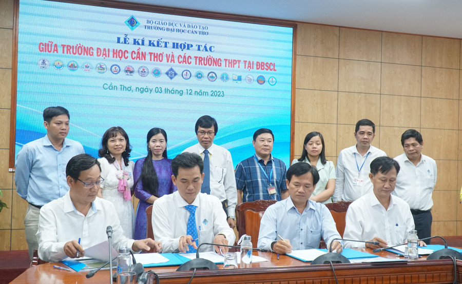 Khoa Sư phạm (Trường ĐH Cần Thơ) và ban giám hiệu các trường THPT ở ĐBSCL ký kết hợp tác. Ảnh: Ngọc Bích Khoa Sư phạm (Trường ĐH Cần Thơ) và ban giám hiệu các trường THPT ở ĐBSCL ký kết hợp tác. Ảnh: Ngọc Bích