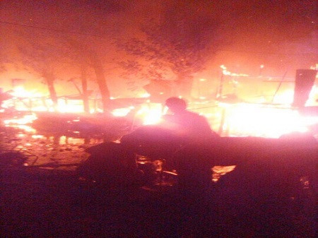 Mâu thuẫn với người thân, tự đốt nhà làm hàng xóm vạ lây - Ảnh 1 Mâu thuẫn với người thân, tự đốt nhà làm hàng xóm vạ lây - Ảnh 1