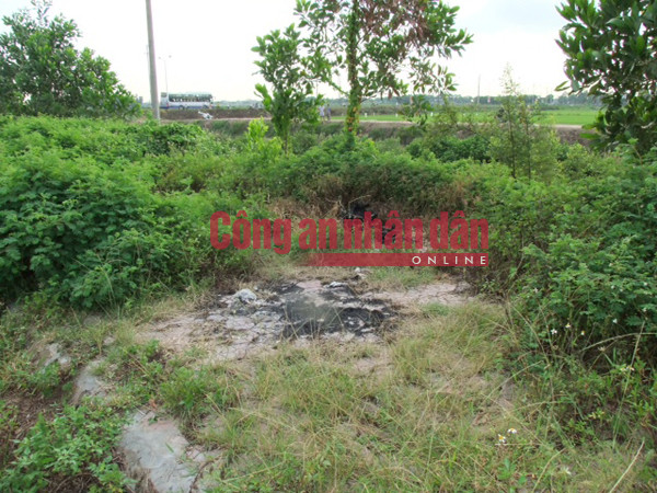 Hiện trường nơi phát hiện xác phụ nữ bị cháy. Hiện trường nơi phát hiện xác phụ nữ bị cháy.