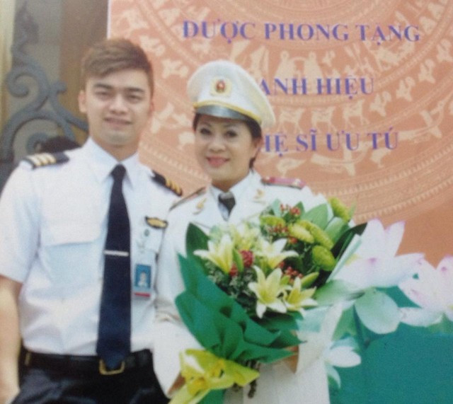 Hương Dung và cậu con trai Hà Duy từng là diễn viên nay đã là phi công. Hương Dung và cậu con trai Hà Duy từng là diễn viên nay đã là phi công