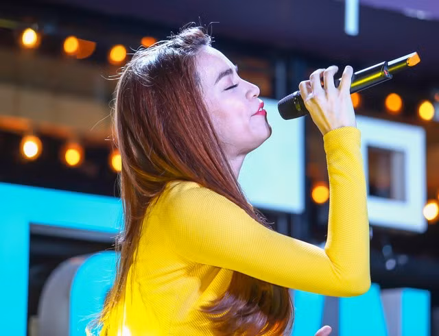 Hồ Ngọc Hà khiến khán giả bối rối với mốt "không quần" ảnh 4
