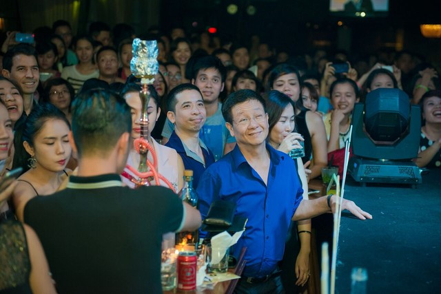 Hồ Ngọc Hà khiến khán giả bối rối với mốt "không quần" ảnh 13 Trong khi đó, bố của Trọng Hiếu (áo xanh) không giấu được sự sung sướng khi thấy con được ủng hộ nhiều như thế.