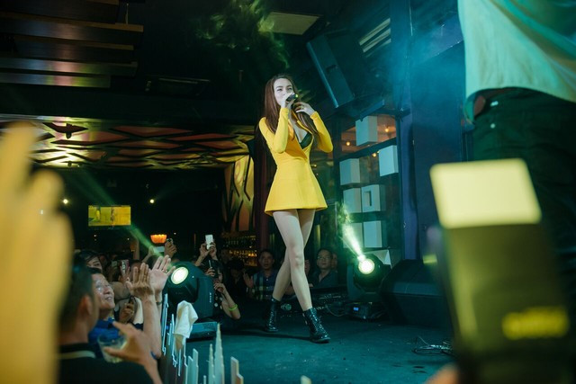 Hồ Ngọc Hà khiến khán giả bối rối với mốt "không quần" ảnh 7 Bên cạnh đó, có người còn cho rằng vì Hà Hồ ngại chạm mặt với Maya nên chọn cách vắng bóng trên thảm đỏ của Hy sinh đời trai. Trước đó, cả hai từng bị đồn đại có liên quan tình cảm với đại gia Nam Phi.