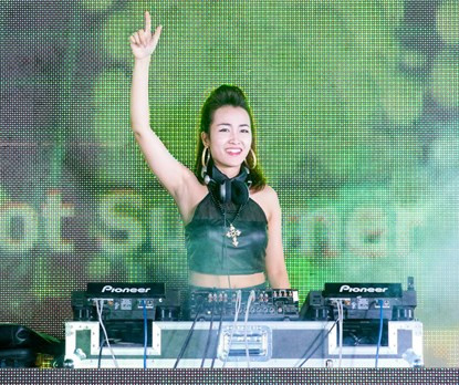 Ngắm nữ DJ “nóng bỏng” của đội Sơn Tùng ảnh 5 Ngắm nữ DJ “nóng bỏng” của đội Sơn Tùng ảnh 5