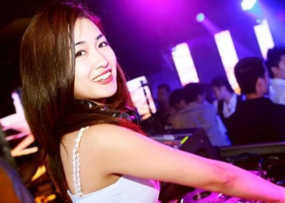 Ngắm nữ DJ “nóng bỏng” của đội Sơn Tùng