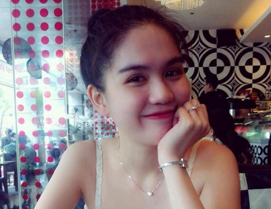 Mắt biếc môi cong làm lu mờ mũi to lệch chuẩn