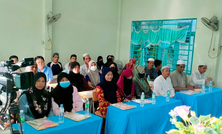 Lớp xóa mù chữ dành cho đồng bào dân tộc Chăm trên địa bàn An Giang.