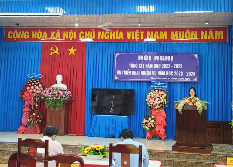 Bà Nguyễn Thị Kim Chi - Phó Chủ tịch UBND huyện Thoại Sơn (An Giang) phát biểu tại hội nghị. Bà Nguyễn Thị Kim Chi - Phó Chủ tịch UBND huyện Thoại Sơn (An Giang) phát biểu tại hội nghị.