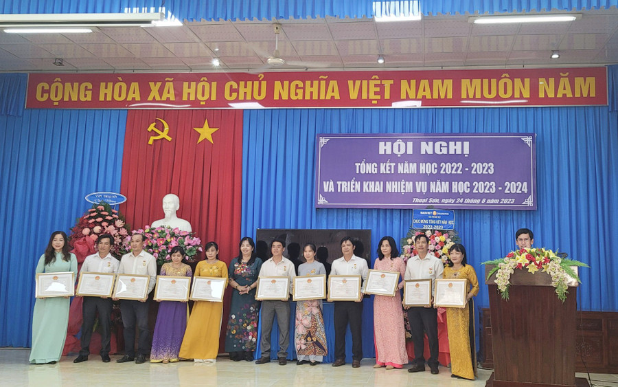 Thoại Sơn vinh danh CBQL và GV đạt danh hiệu CSĐT cấp tỉnh tại hội nghị.