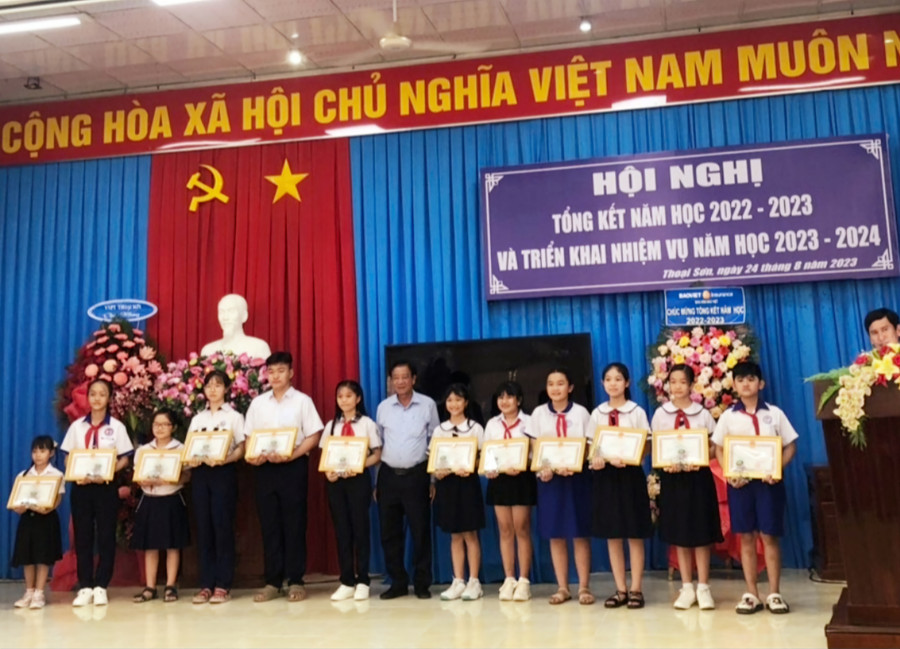Vinh danh, khen thưởng giáo viên và học sinh đạt thành tích cao. Vinh danh, khen thưởng giáo viên và học sinh đạt thành tích cao.