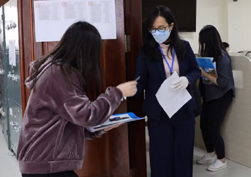 Thí sinh vào phòng thi trong đợt thi đầu tiên hồi cuối tháng 2 của Đại học Quốc gia Hà Nội. Ảnh: INT