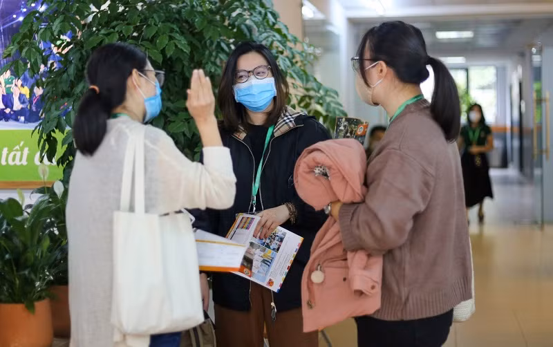 Phụ huynh tìm hiểu thông tin về tuyển sinh lớp 6 tại Trường Liên cấp Ngôi sao Hà Nội.