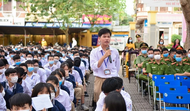 Học sinh Trường THPT Đa Phúc (Hà Nội) trong buổi sinh hoạt ngoại khóa tìm hiểu về an ninh mạng.