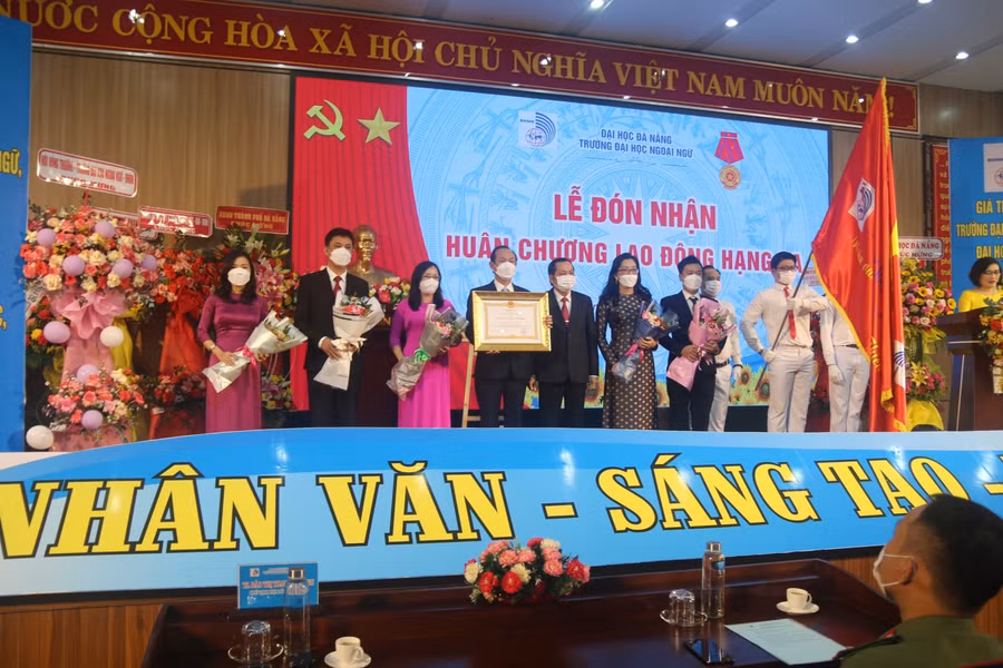 Tập thể Trường ĐH Ngoại ngữ, ĐH Đà Nẵng vinh dự đón nhận Huân chương Lao động hạng Ba 
