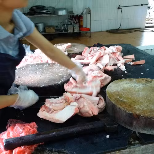 Chế biến thịt mỡ cho bữa ăn của bệnh nhân