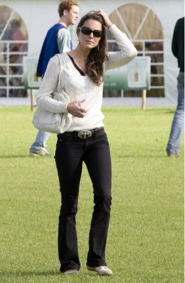 Tháng 6/2008. Kate Middleton, một lần nữa cô trông vô cùng hoàn hảo trong bộ trang phục mình lựa chọn khi đến cỗ vũ cho Hoàng tử William.