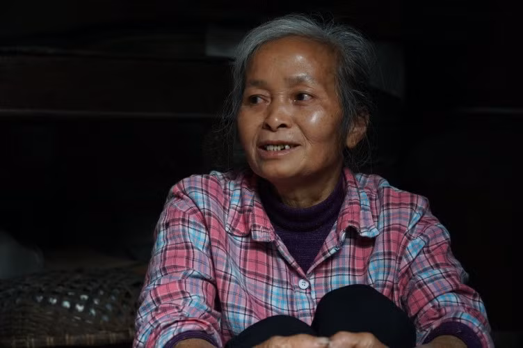 Oanh là hi vọng duy nhất của người mẹ nghèo ở quê nhà.