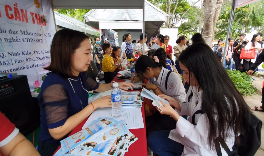 Học sinh TP Cần Thơ tham gia ngày hội tư vấn tuyển sinh năm 2021.