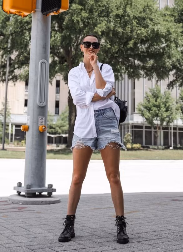 7. Mặc quần áo rộng, thoáng khí: Mặc quần áo chật, đặc biệt là phom dáng ôm sát dưới cánh tay, có thể gây ra vết bẩn trên áo của bạn. Những thiết kế này khiến cơ thể đổ mồ hôi nhiều hơn. Thay vào đó, hãy thử chất liệu vải thoáng khí và mặc quần áo rộng rãi để ngăn đổ mồ hôi và làm ố quần áo. Ảnh: Pinterest, loveemmarie.