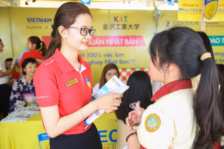 Kỹ năng mềm nhiều khi đơn giản chỉ là giao tiếp với khách hàng hoặc đồng nghiệp. Ảnh minh họa