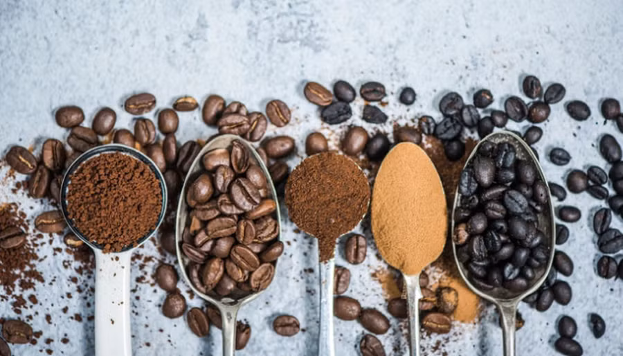 8. Hạn chế caffeine: Caffeine kích thích hệ thần kinh, tăng tiết mồ hôi. Nó cũng làm cho huyết áp và nhịp tim của bạn tăng cao, đẩy tuyến mồ hôi phát triển mạnh hơn. Bạn nên giảm hoặc loại bỏ hoàn toàn lượng caffeine vào cơ thể. Ảnh: amarujala.